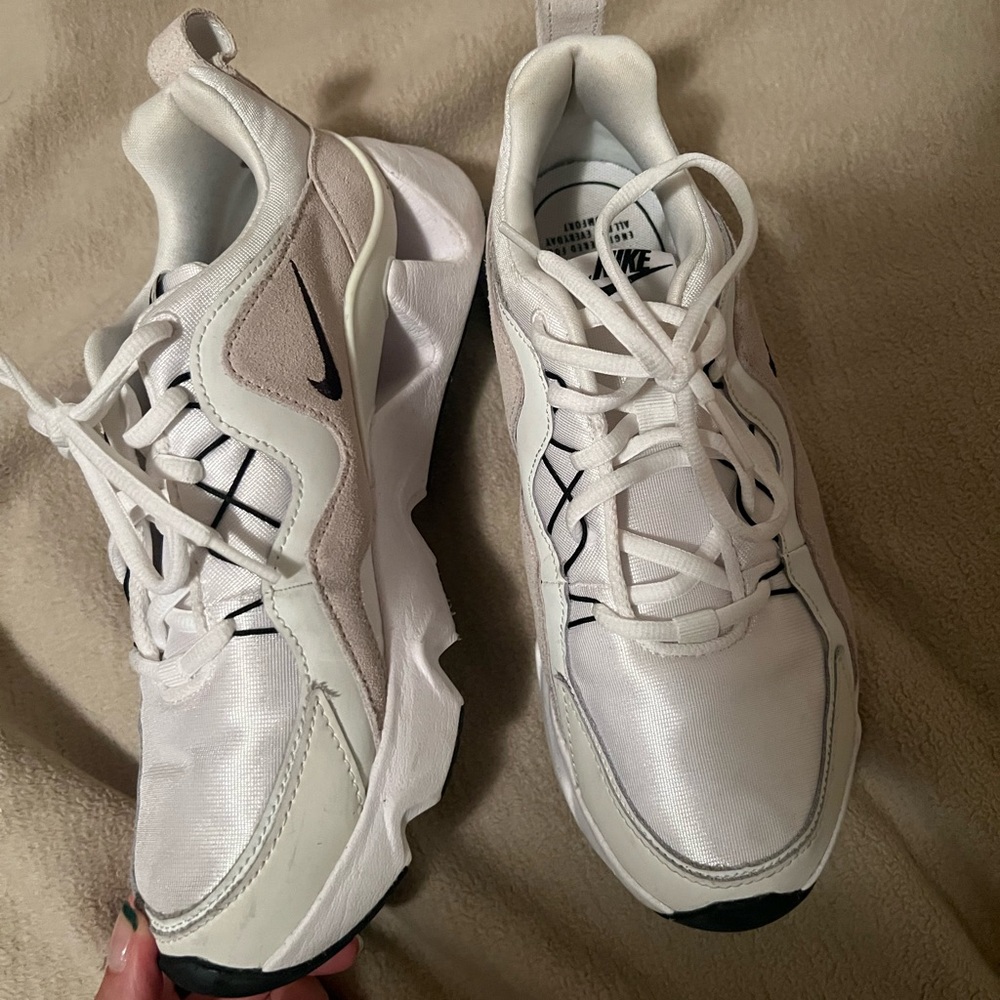 Nike RYZ Sneakers